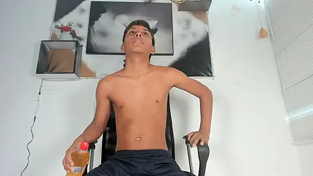 Snapshot of tyler_twink_boy chatting on 09.25.25 tyler twink boy online show from 09.25.25