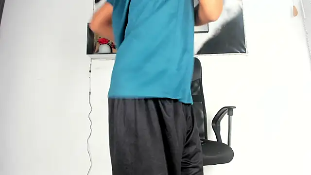 Snapshot of tyler_twink_boy chatting on 10.01.25 tyler twink boy online show from 10.01.25