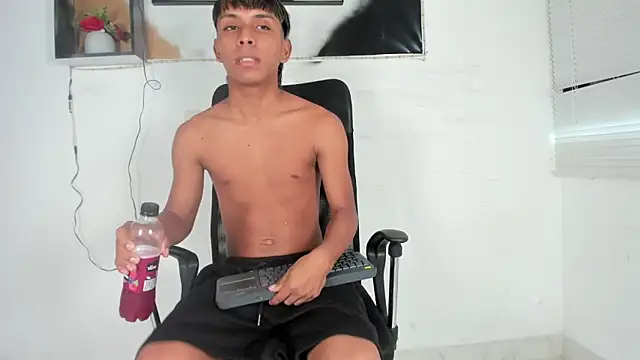 Snapshot of tyler_twink_boy chatting on 10.14.25 tyler twink boy online show from 10.14.25