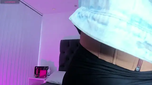 Snapshot of VictoriaParkeer chatting on 11.20.25 VictoriaParkeer online show from 11.20.25