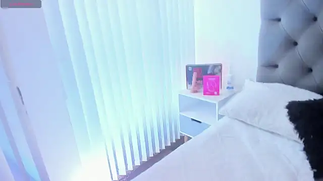 Snapshot of VictoriaParkeer chatting on 11.25.25 VictoriaParkeer online show from 11.25.25