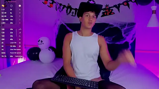 Snapshot of Leo_Savage_ chatting on 10.18.25 Leo Savage online show from 10.18.25