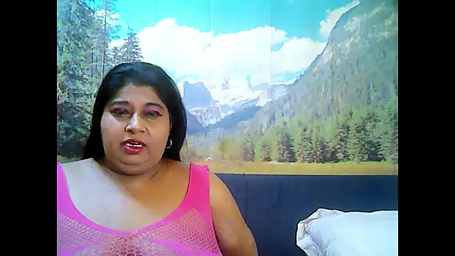 Snapshot of indianhoney694u chatting on 10.02.25 indianhoney694u online show from 10.02.25