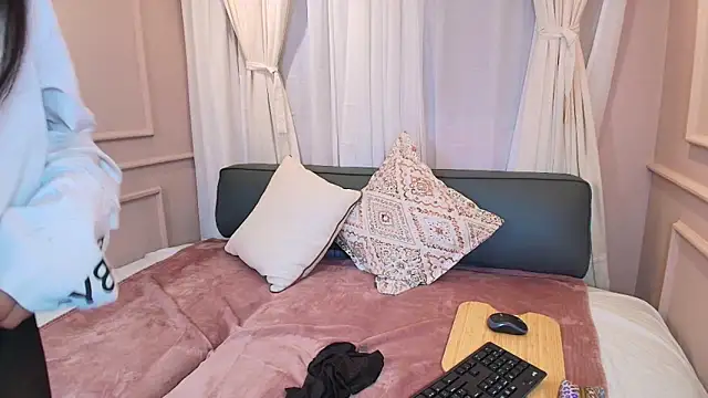 Nahomi key  online show from 10.23.25