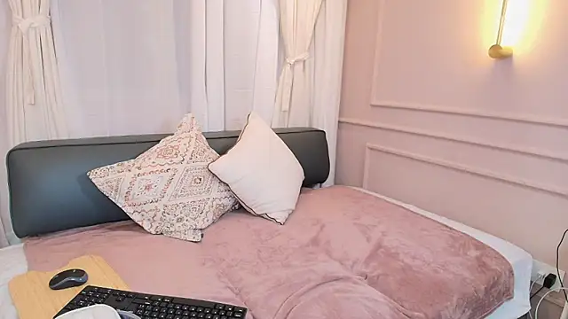 Nahomi key  online show from 11.15.25