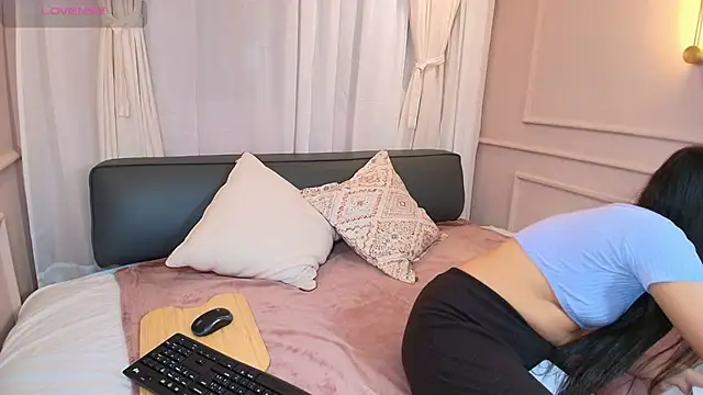 Nahomi key  online show from 11.19.25