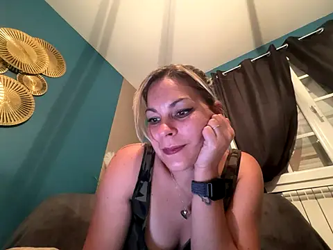 Snapshot of minettedusud chatting on 10.16.25 minettedusud online show from 10.16.25