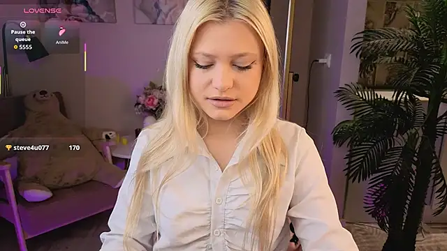 Snapshot of Millie_Vanillies chatting on 10.03.25 Millie Vanillies online show from 10.03.25