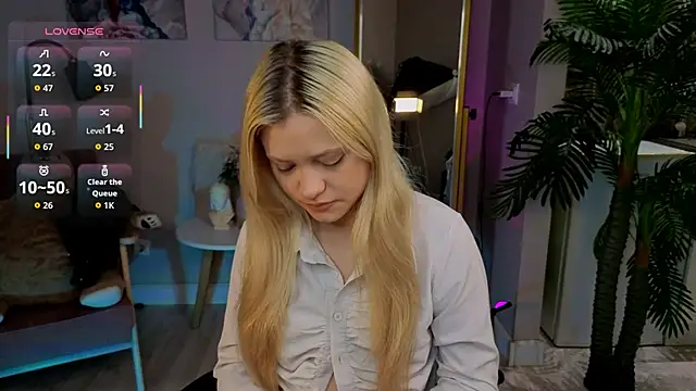 Snapshot of Millie_Vanillies chatting on 10.19.25 Millie Vanillies online show from 10.19.25