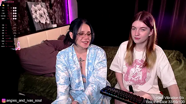 Snapshot of Threesomebabes chatting on 09.29.25 Threesomebabes online show from 09.29.25
