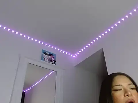 Snapshot of reina_reina chatting on 09.27.25 reina reina online show from 09.27.25