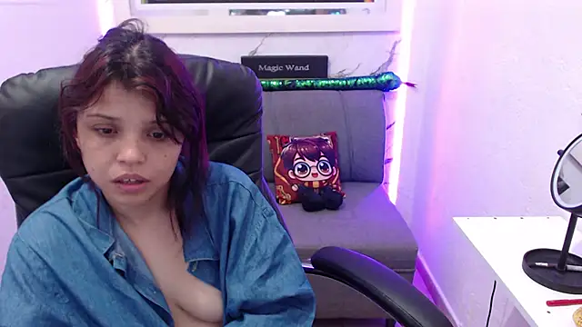 Snapshot of minnie_cake chatting on 10.07.25 minnie cake online show from 10.07.25