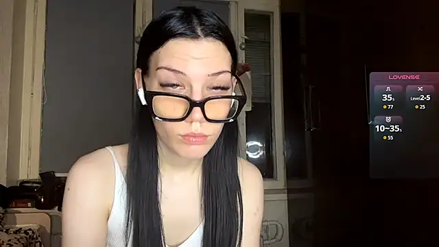 Snapshot of AlfredaBillegas chatting on 09.28.25 AlfredaBillegas online show from 09.28.25