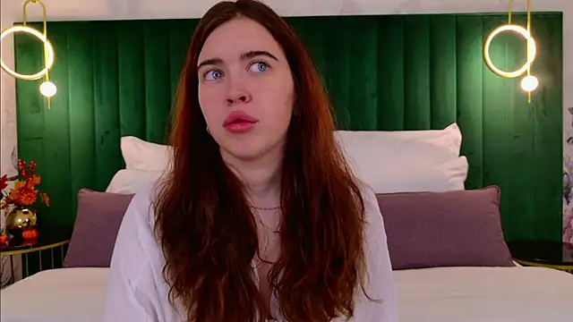 Snapshot of KimberlyBond chatting on 09.25.25 KimberlyBond online show from 09.25.25