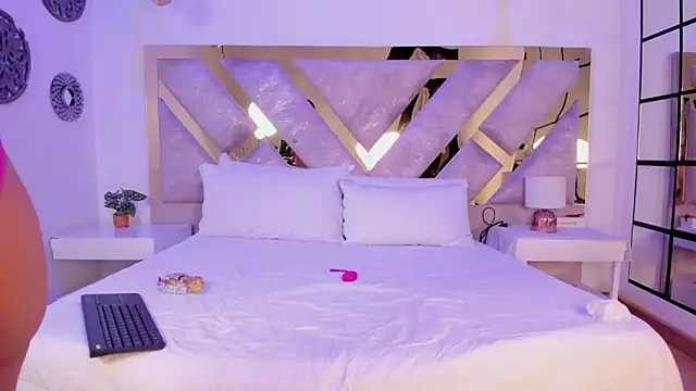 Marianee Rousse online show from 10.04.25