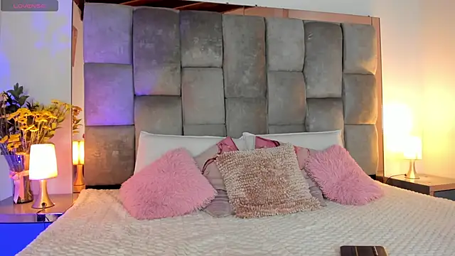 Snapshot of sara_madrid chatting on 10.21.25 sara madrid online show from 10.21.25