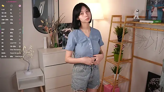 Snapshot of SuzanneHowse chatting on 10.17.25 SuzanneHowse online show from 10.17.25