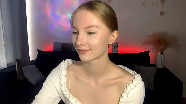 Snapshot of BrightAnnie chatting on 09.18.25 BrightAnnie online show from 09.18.25