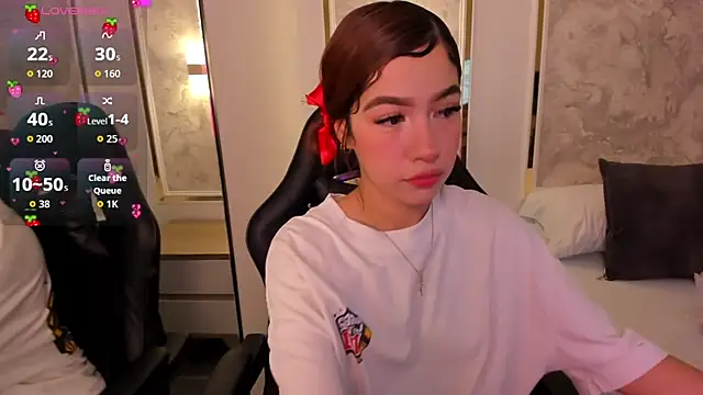 Snapshot of doll_eyees_ chatting on 10.11.25 doll eyees online show from 10.11.25