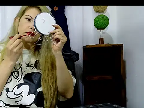 Snapshot of katioska25 chatting on 09.19.25 katioska25 online show from 09.19.25