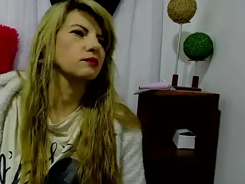 Snapshot of katioska25 chatting on 10.17.25 katioska25 online show from 10.17.25