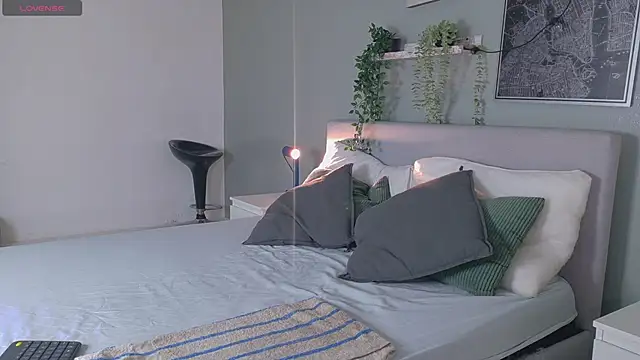 BriannaBennett   online show from 12.04.25