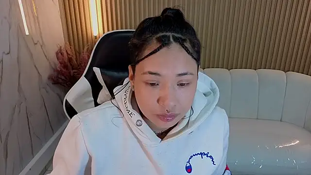 Snapshot of Hollypeyton_Tp chatting on 10.31.25 Hollypeyton Tp online show from 10.31.25