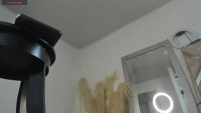 Snapshot of madisson_bigcock chatting on 10.17.25 madisson bigcock online show from 10.17.25