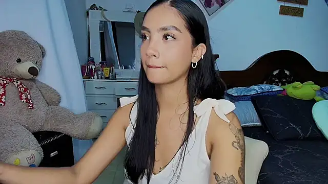 Snapshot of mia_yireth chatting on 10.08.25 mia yireth online show from 10.08.25