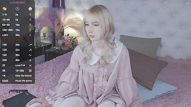 Snapshot of cutetomie chatting on 11.30.25 cutetomie online show from 11.30.25