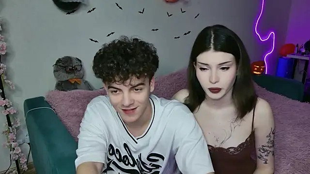 Snapshot of Alice18James chatting on 10.15.25 Alice18James online show from 10.15.25