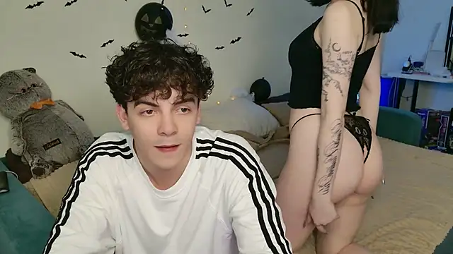 Snapshot of Alice18James chatting on 10.24.25 Alice18James online show from 10.24.25