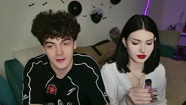 Snapshot of Alice18James chatting on 10.30.25 Alice18James online show from 10.30.25