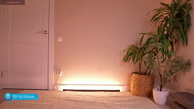 Miablueye online show from 11.02.25