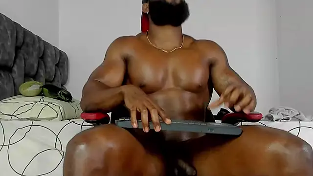 Snapshot of james_musclebbc chatting on 09.30.25 james musclebbc online show from 09.30.25