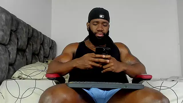 Snapshot of james_musclebbc chatting on 10.01.25 james musclebbc online show from 10.01.25