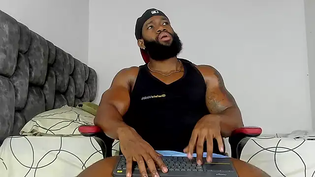 Snapshot of james_musclebbc chatting on 10.03.25 james musclebbc online show from 10.03.25