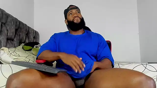 Snapshot of james_musclebbc chatting on 10.10.25 james musclebbc online show from 10.10.25