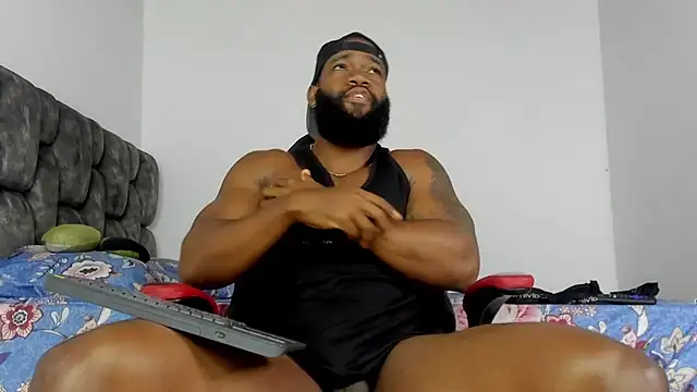 Snapshot of james_musclebbc chatting on 10.15.25 james musclebbc online show from 10.15.25