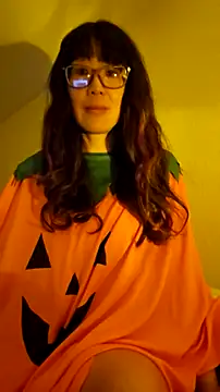 Snapshot of LeemaBean chatting on 10.27.25 LeemaBean online show from 10.27.25