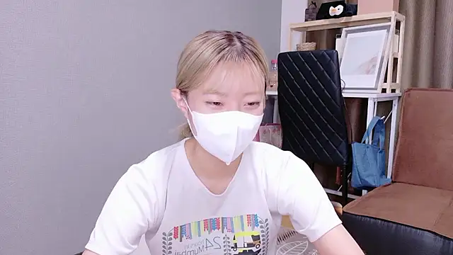 Snapshot of Nana__ch chatting on 09.29.25 Nana ch online show from 09.29.25