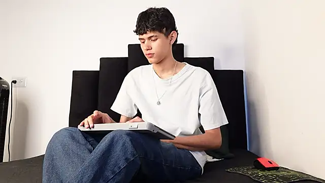 Snapshot of alexmark_ chatting on 10.17.25 alexmark online show from 10.17.25