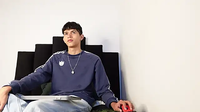 Snapshot of alexmark_ chatting on 10.20.25 alexmark online show from 10.20.25