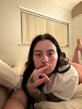 Snapshot of Victoriasteel chatting on 10.23.25 Victoriasteel online show from 10.23.25