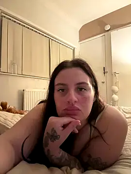 Snapshot of Victoriasteel chatting on 11.04.25 Victoriasteel online show from 11.04.25