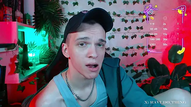 Snapshot of frozen_boy chatting on 09.24.25 frozen boy online show from 09.24.25