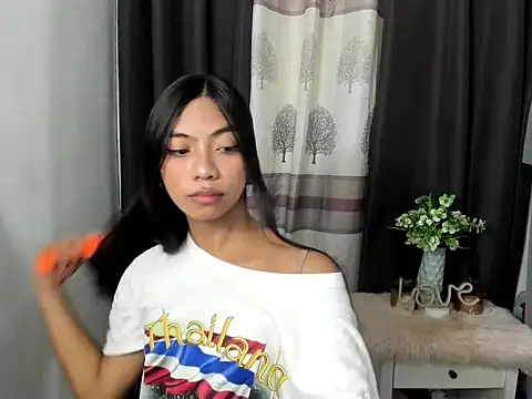 Snapshot of Kayra_Slut122 chatting on 10.28.25 Kayra Slut122 online show from 10.28.25