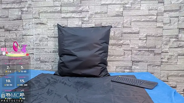 Kiara Zahiri   online show from 11.19.25