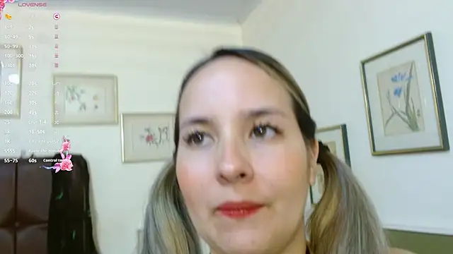 Snapshot of juliana_soto1 chatting on 10.18.25 juliana soto1 online show from 10.18.25