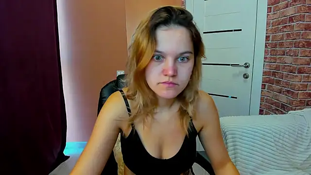 Snapshot of Hot___Jess chatting on 10.08.25 Hot Jess online show from 10.08.25